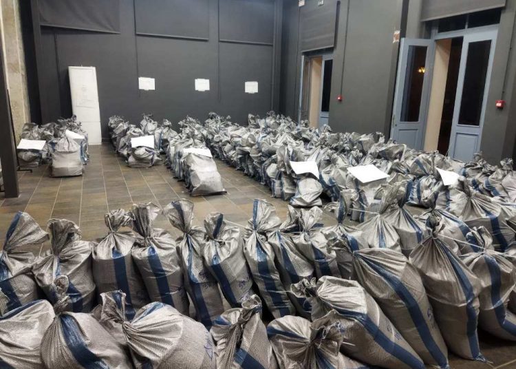 Δημαρχείο Αμαρουσίου: Παραλαβή εκλογικών σάκων και tablets από τους Δικαστικούς Αντιπροσώπους