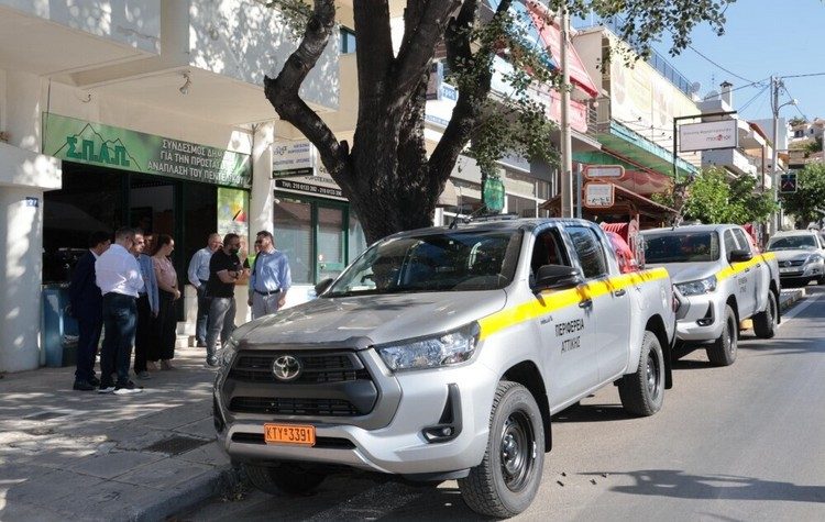 Η Περιφέρεια Αττικής ενίσχυσε τον ΣΠΑΠ με δύο νέα πυροσβεστικά οχήματα