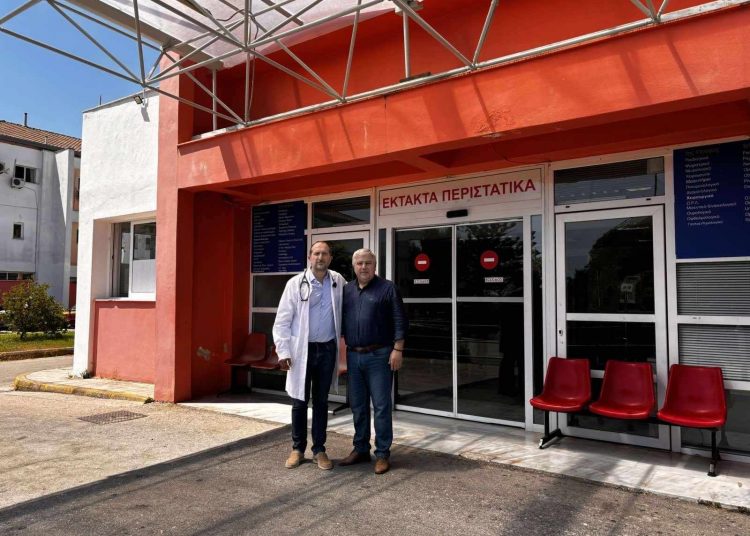 Δήμαρχος κάνει εθελοντική εφημερία σε νοσοκομείο λόγω έλλειψης προσωπικού