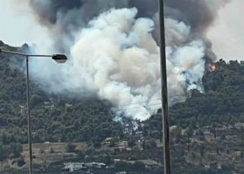 Υπό έλεγχο η φωτιά στα Γλυκά Νερά - Τέσσερις προσαγωγές