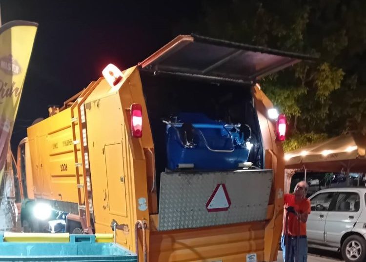 Με ειδικό όχημα ξεκίνησε το πλύσιμο των κάδων ο Δήμος Λυκόβρυσης – Πεύκης