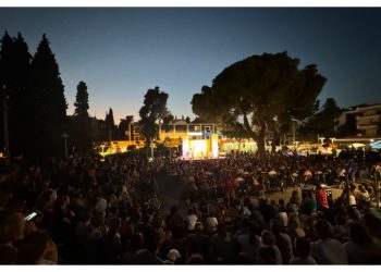 Πλημμύρισε η πλατεία του Άη Γιάννη για την παράσταση της Κάρμεν Ρουγγέρη