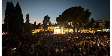 Πλημμύρισε η πλατεία του Άη Γιάννη για την παράσταση της Κάρμεν Ρουγγέρη
