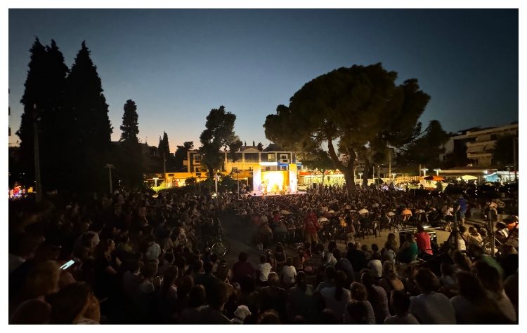 Πλημμύρισε η πλατεία του Άη Γιάννη για την παράσταση της Κάρμεν Ρουγγέρη