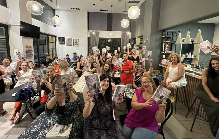 Έφη Φωτεινού στην «Α» : Ακολουθώντας την “αόρατη, κόκκινη, συμπαντική κλωστή”