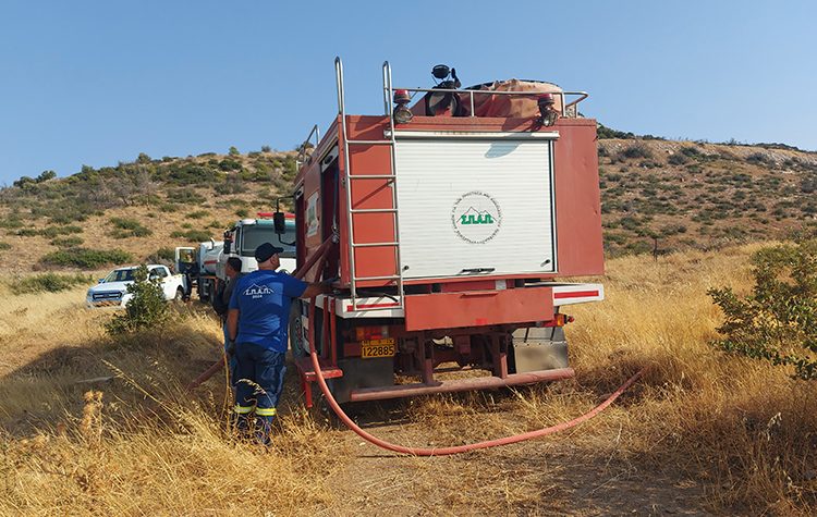 Εθελοντικό πότισμα από τον ΣΠΑΠ στην Πεντέλη: «Να δούμε ξανά το βουνό “πράσινο”»