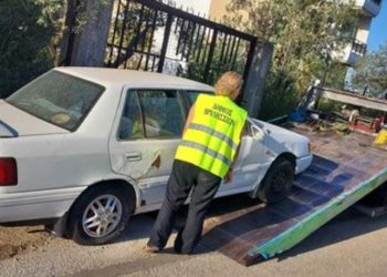 Με εντατικούς ρυθμούς η περισυλλογή εγκαταλελειμμένων οχημάτων στα Βριλήσσια