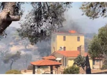 Ανεξέλεγκτη η φωτιά: Καίγονται σπίτια στο Νταού Πεντέλης