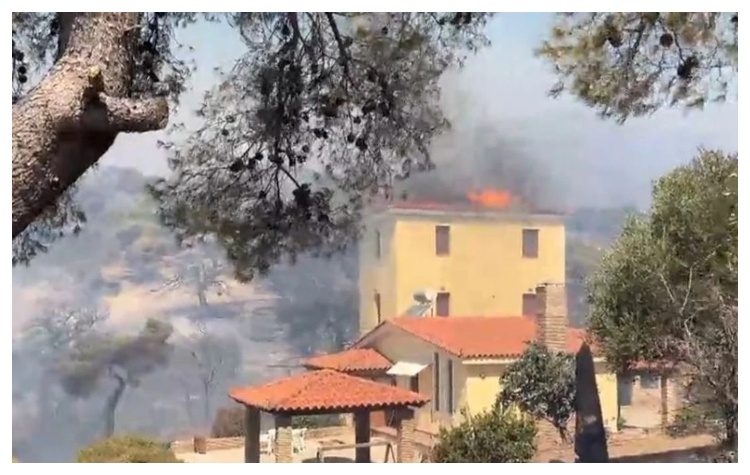 Ανεξέλεγκτη η φωτιά: Καίγονται σπίτια στο Νταού Πεντέλης