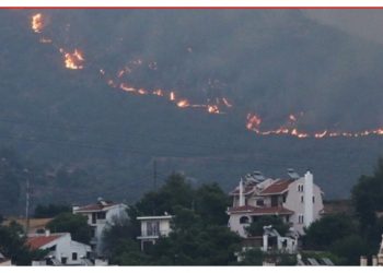 Σε Γραμματικό, Πεντέλη και Ανατολή Νέας Μάκρης τα κύρια μέτωπα της πυρκαγιάς- Ανεξέλεγκτη μαίνεται η φωτιά