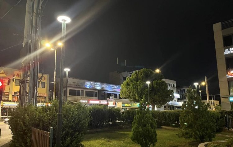 Φωτίστηκε ξανά και μάλιστα με ηλιακή ενέργεια η πλατεία «Κυρμιζά»