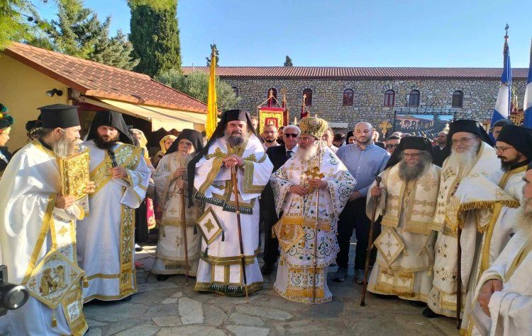 Σε κλίμα κατάνυξης η λιτανεία της ιεράς εικόνας της Αγίας Ειρήνης στη Λυκόβρυση