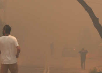Καίγονται σπίτια και επιχειρήσεις στα Βριλήσσια