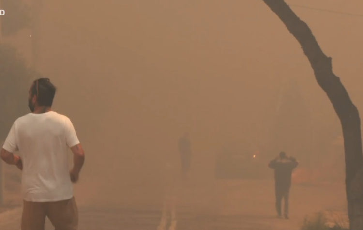 Καίγονται σπίτια και επιχειρήσεις στα Βριλήσσια