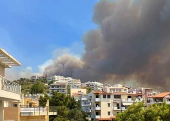 Καίγονται σπίτια και επιχειρήσεις στα Βριλήσσια