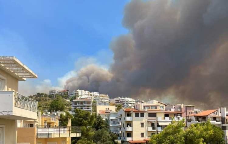 Καίγονται σπίτια και επιχειρήσεις στα Βριλήσσια