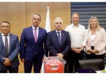 HELLENiQ ENERGY: Στηρίζει το έργο του Ελληνικού Ερυθρού Σταυρού με Δωρεά 11 Απινιδωτών στο Παράρτημα Λαμίας