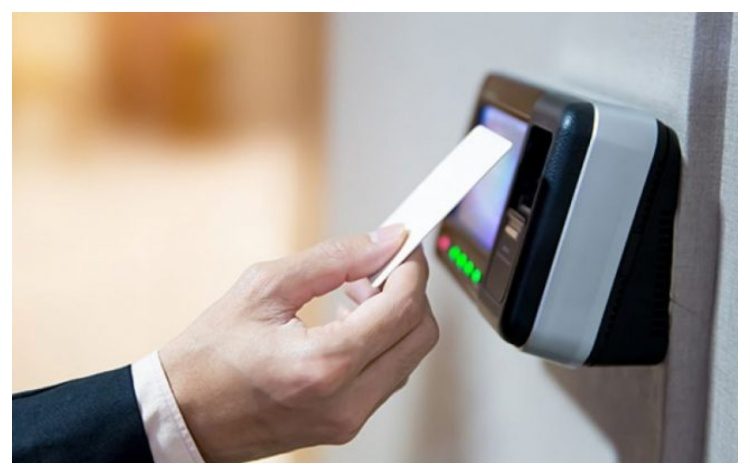 Κεραμέως: Από σήμερα η επέκταση της Ψηφιακής Κάρτας Εργασίας σε τουρισμό και εστίαση