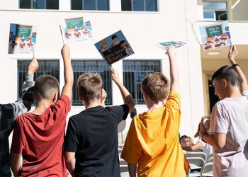 Άνοιξε τις πύλες του το 1ο Δημοτικό Νέας Ερυθραίας και υποδέχθηκε τους μαθητές του