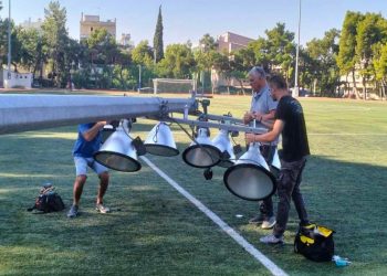 Τοποθετούνται σύγχρονοι προβολείς LED στο Δημοτικό Στάδιο Πεύκης