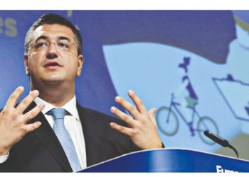 Απόστολος Τζιτζικώστας: Αμφίσημο χαρτοφυλάκιο