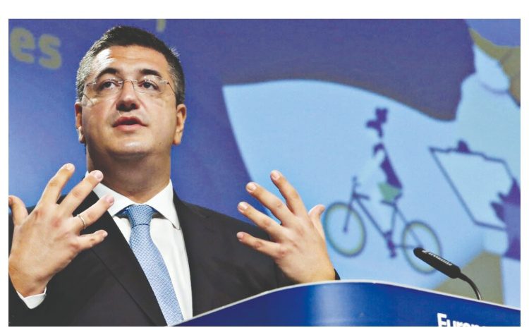 Απόστολος Τζιτζικώστας: Αμφίσημο χαρτοφυλάκιο