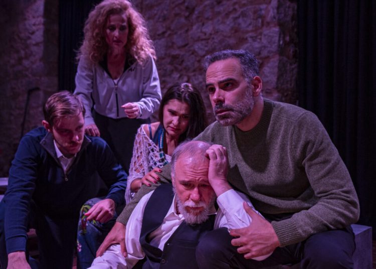 Το βραβευμένο έργο «Κράτα με» (Next Fall), για πρώτη φορά στην Ελλάδα