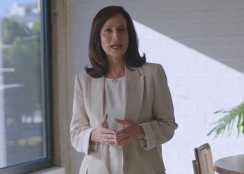 Εκλογές στο ΠΑΣΟΚ: Ψήφισε η Άννα Διαμαντοπούλου – «Πάμε όλοι στις κάλπες»