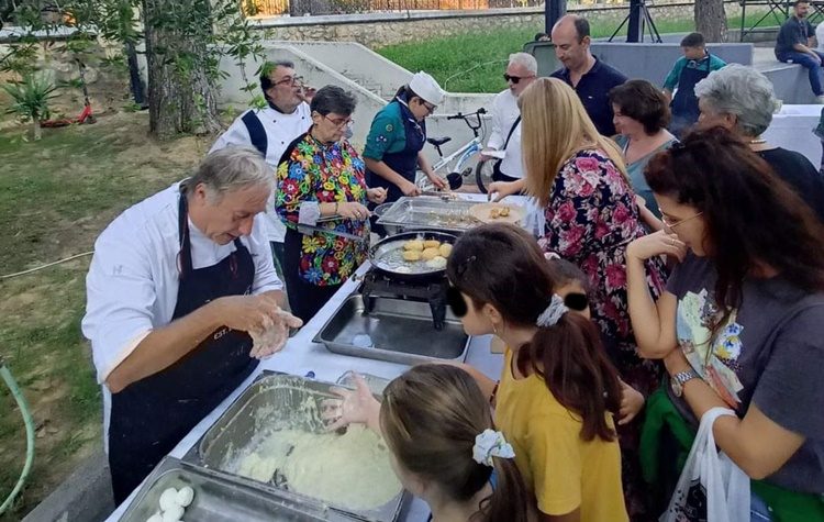 Νέα Φιλαδέλφεια: «Κρητικά Μαγειρεύουμε, Χορεύουμε και τα Παιδιά Μαθαίνουμε»