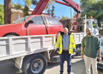 Συνεχίζεται η απομάκρυνση εγκαταλελειμμένων αυτοκινήτων