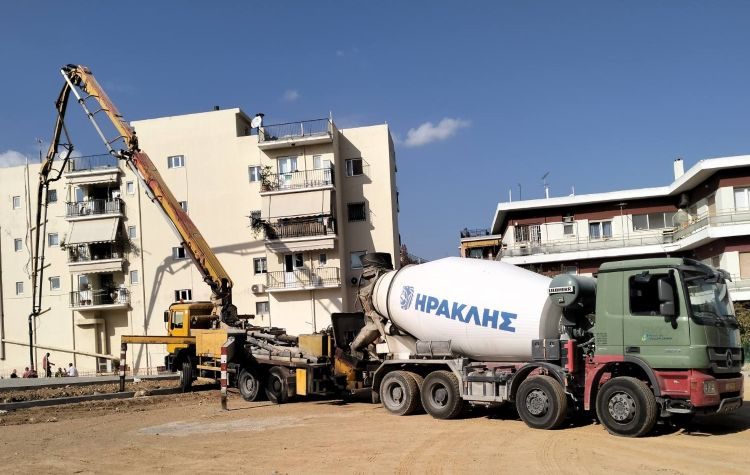 Προχωράνε τα έργα  της Κεντρικής Πλατείας της Πεύκης