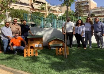 Τοποθέτηση ταϊστρών για αδέσποτες γάτες στη Νέα Ιωνία