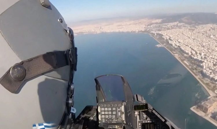 28η Οκτωβρίου: Το μήνυμα του πιλότου που συγκίνησε τη χώρα – «Χρωστάμε σε όσους ήρθαν, πέρασαν, θα έρθουν, θα περάσουν»