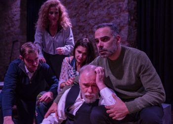 Παράταση για το βραβευμένο έργο «Κράτα με» έως 14/1