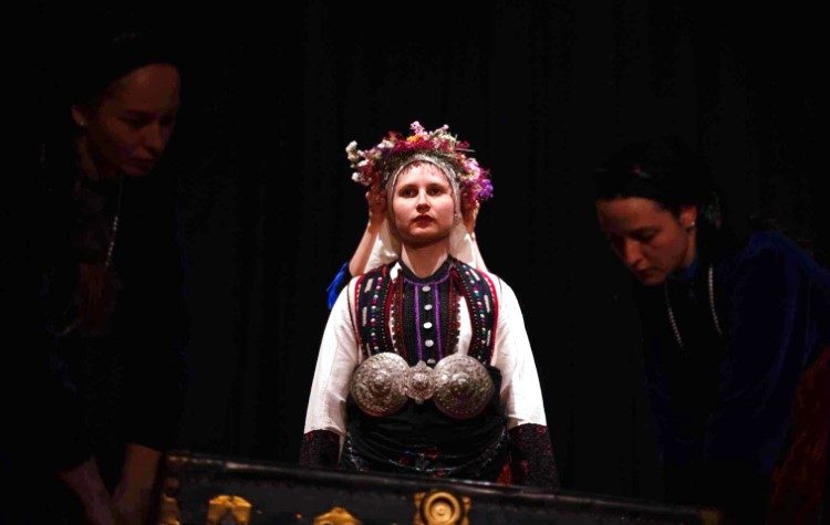 «Αποκέντρουσα»: Η γυναικεία υπόσταση επί σκηνής- Θα ταυτιστείς με τις ηρωίδες της παράστασης