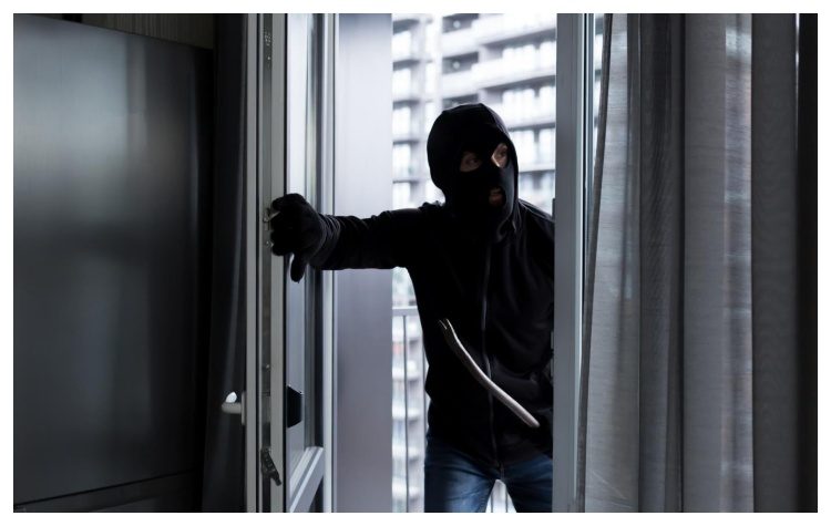 «Φωνάζει ο κλέφτης για να φοβηθεί ο νοικοκύρης»