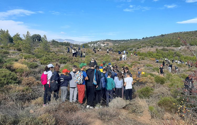 Μαθητική δενδροφύτευση στον Κοκκιναρά: Τα παιδιά «πρασίνισαν» το Πεντελικό