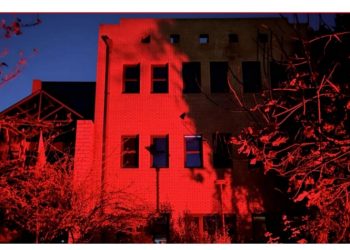 Στα πορτοκαλί φωταγωγήθηκε το Δημαρχείο Βριλησσίων -Δείτε τον λόγο