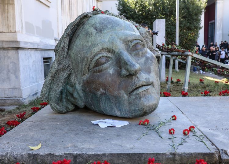 Νατάσσα Κοσμοπούλου: «Τιμή στη νεολαία και τους αγωνιστές του Πολυτεχνείου!»