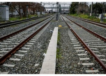 Απόψεις: O λαός που βλέπει τα τραίνα να περνούν…