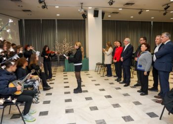 Παιδικά κάλαντα και χαρμόσυνες μελωδίες στο δημαρχείο Αμαρουσίου