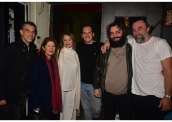 Ενθουσιώδης ανταπόκριση στην πρεμιέρα του έργου «Οι Δύο Σκύλοι» στο Θέατρο Αλκμήνη