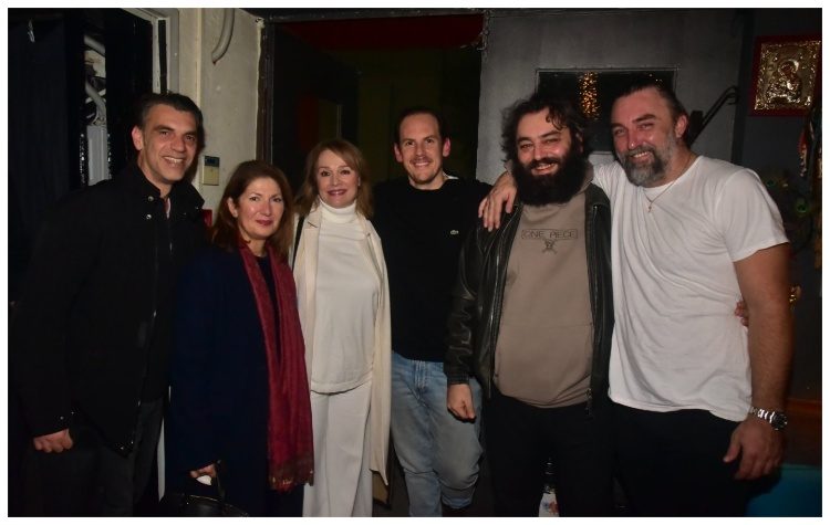 Ενθουσιώδης ανταπόκριση στην πρεμιέρα του έργου «Οι Δύο Σκύλοι» στο Θέατρο Αλκμήνη