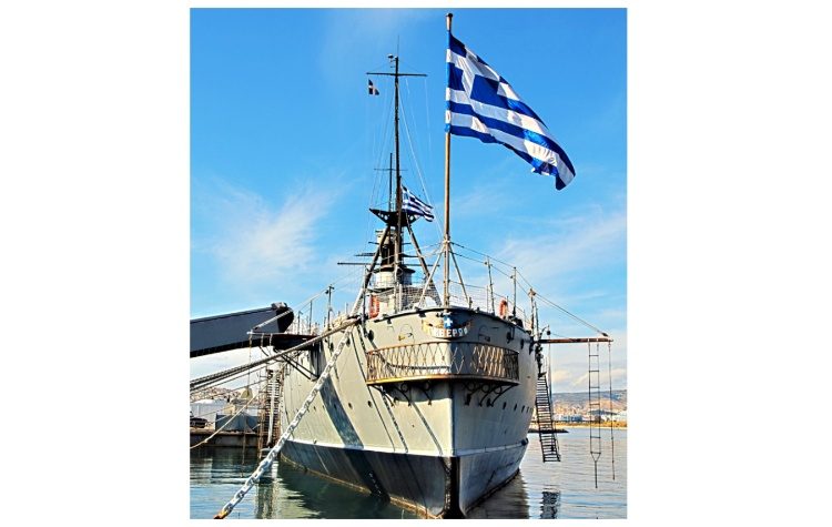 Το Θωρηκτό «Αβέρωφ» με το εκκλησάκι του Αγίου Νικολάου