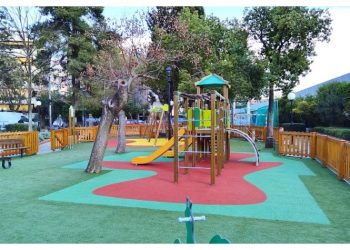 Παραδόθηκε ανακατασκευασμένη η παιδική χαρά στην πλατεία Γαρδέλη