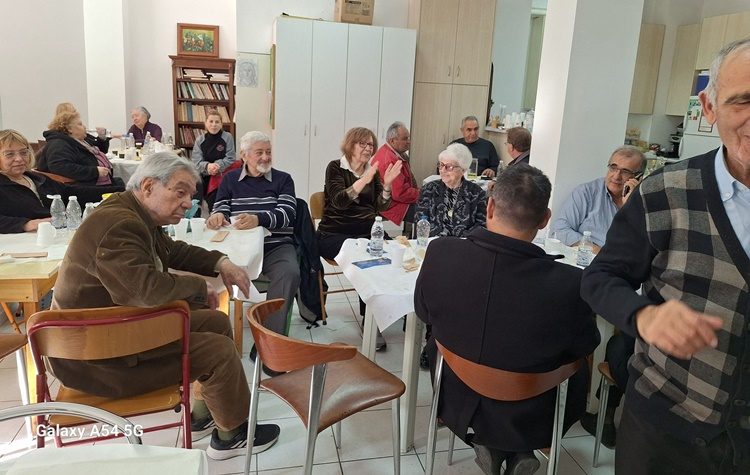 Χριστουγεννιάτικη γιορτή των ΚΑΠΗ με… Ρεμπέτ Ασκέρ!