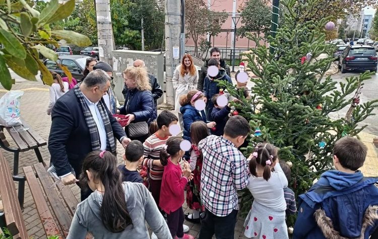 Τα παιδιά της πόλης στόλισαν τα δύο πρώτα δέντρα στην Πλατεία Γεννηματά και την Αγία Μαρία
