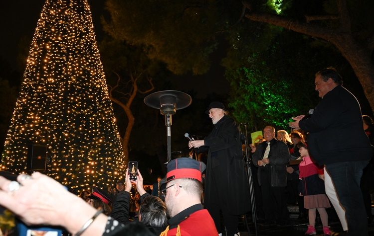 Με μελωδίες του «Νιόνιου» φωτίστηκε το χριστουγεννιάτικο δέντρο του Δήμου Φιλοθέης - Ψυχικού