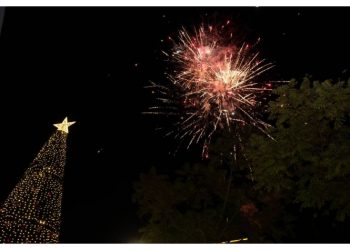 Φωταγωγήθηκε το Χριστουγεννιάτικο δέντρο στο Μαρούσι με συναυλία του Κωστή Μαραβέγια