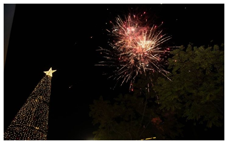 Φωταγωγήθηκε το Χριστουγεννιάτικο δέντρο στο Μαρούσι με συναυλία του Κωστή Μαραβέγια